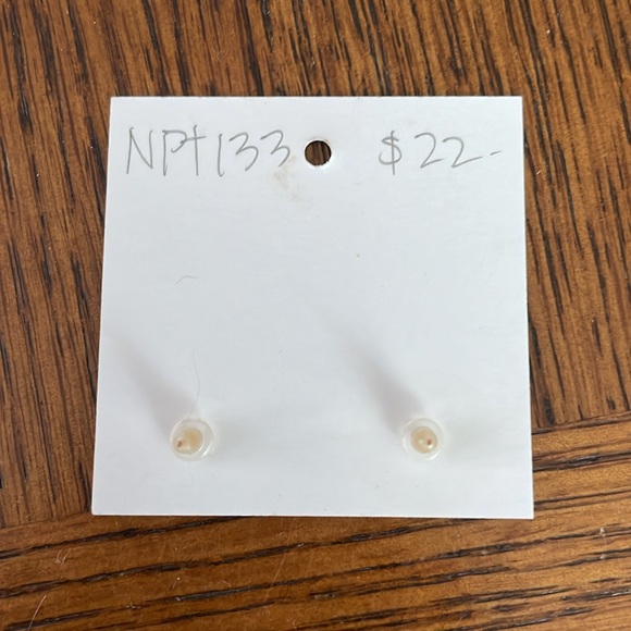 Nest Pretty Things flower earrings - Picture 2 of 3